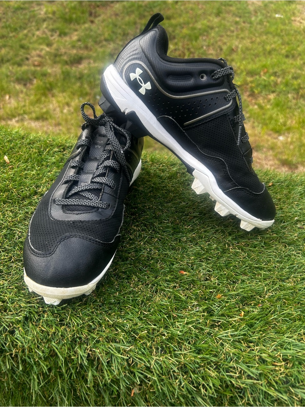 Under Armour Glyde Women’s, Size 5 1/2, Softball Cleats Black White 3024330-001